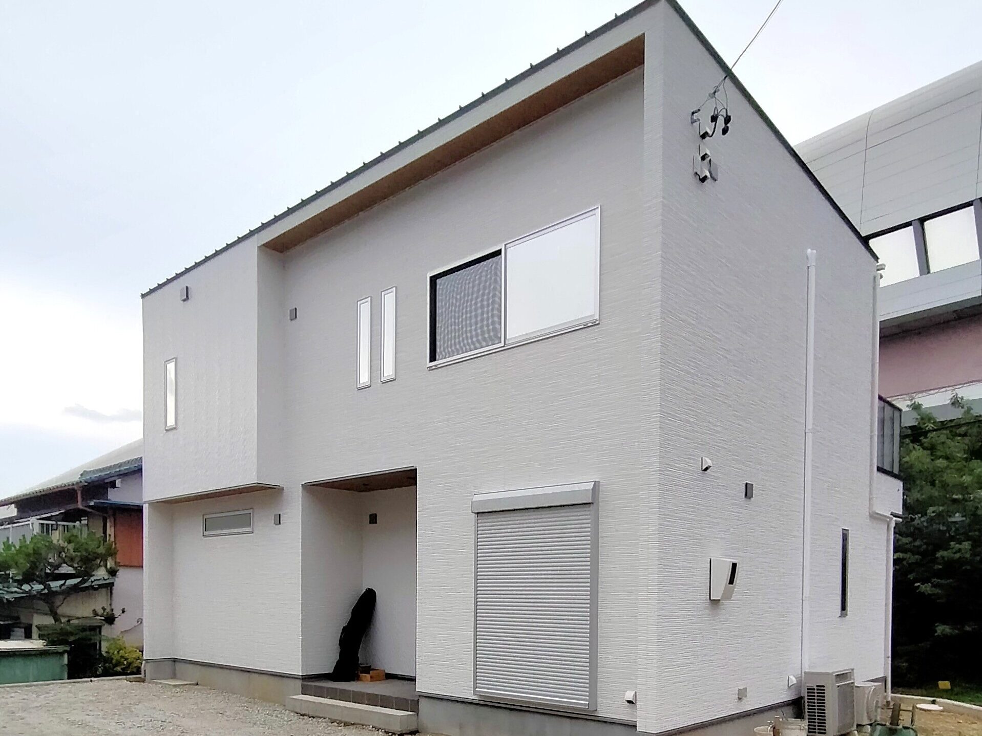 東海市の工務店が建てたアクセントに金属サイディングを使った注文住宅外観