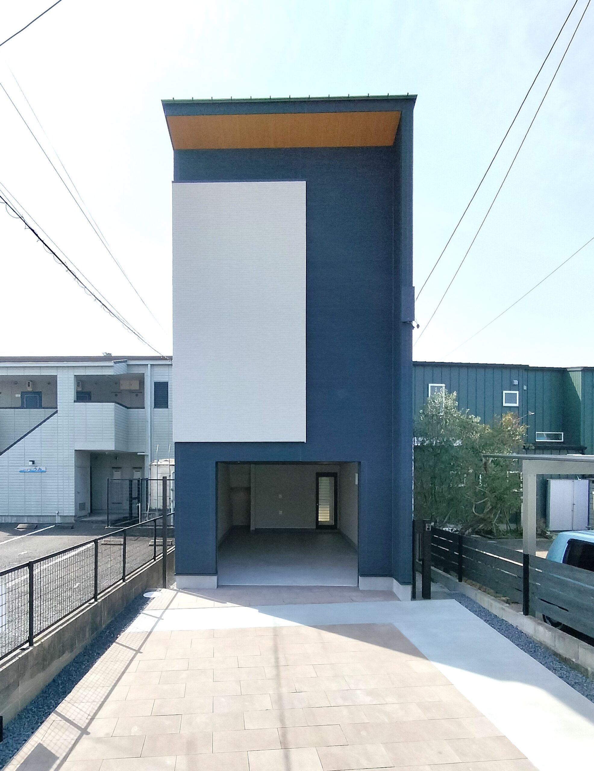 知多半島で工務店が建てた縦ラインが印象的なガレージハウス注文住宅の外観