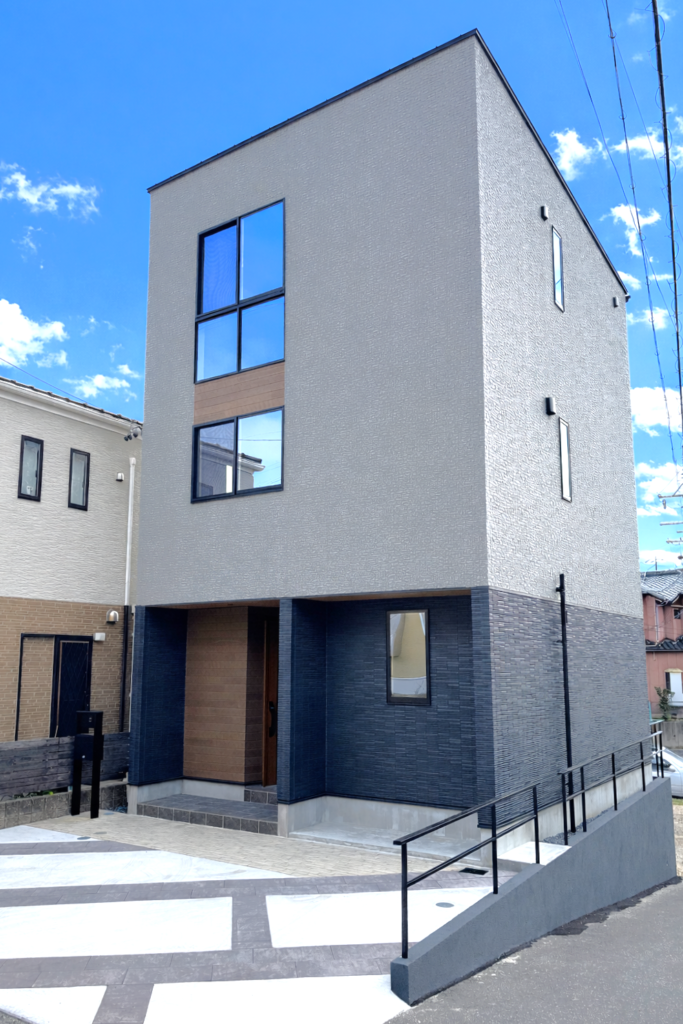 東海市 3階建て注文住宅の外観｜大きな窓のある都市型住宅