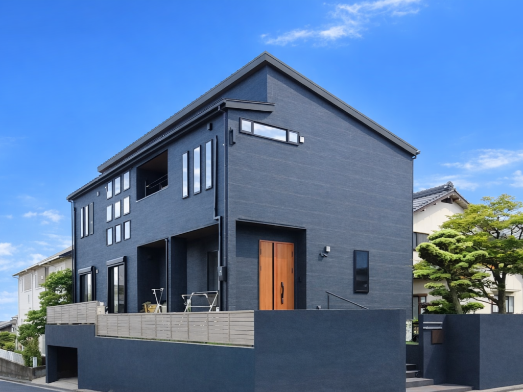 東海市の黒い外観が印象的な注文住宅の外観。晴天の青空の下に建つモダンな2階建て住宅